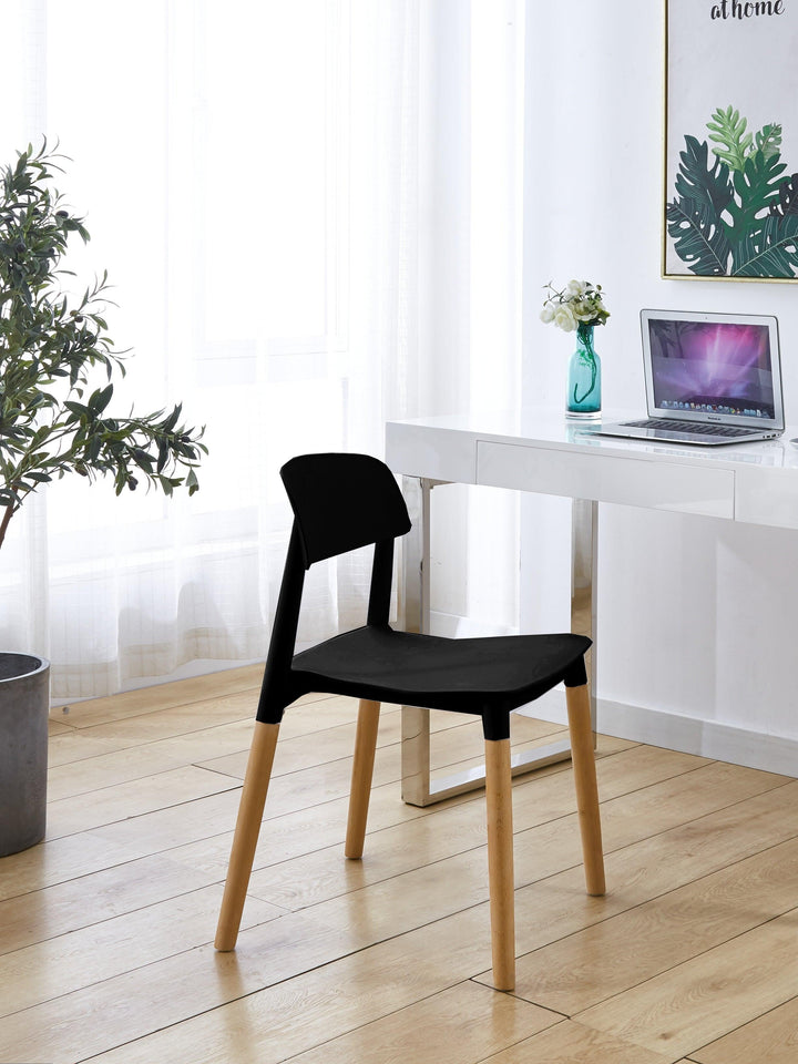 Set of 4 Scandinavian chairs in wood and black polypropylene