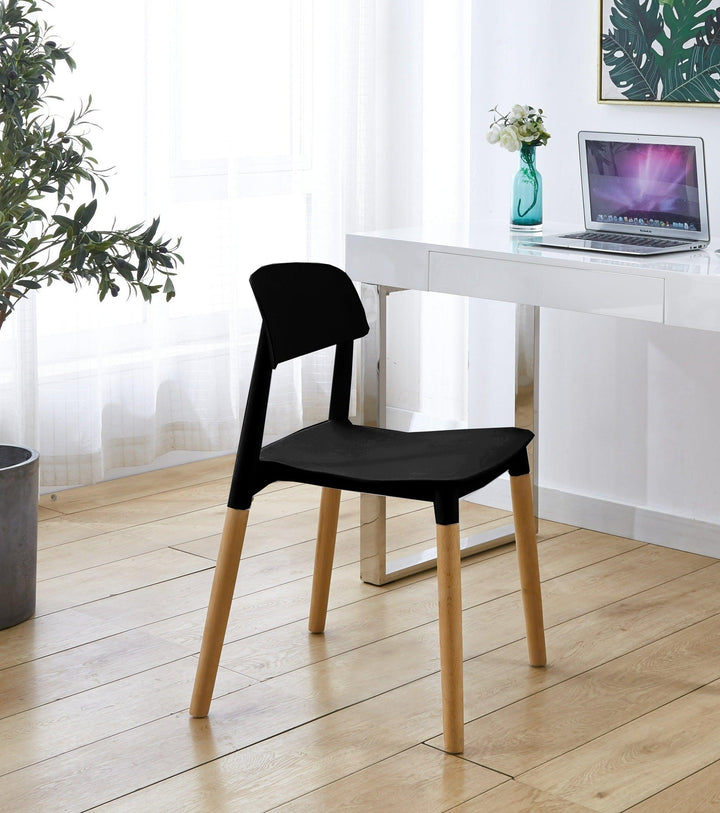 Set of 4 Scandinavian chairs in wood and black polypropylene
